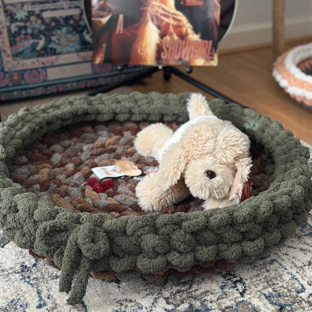 Hand Knitted Chenille Pet Bed NWT